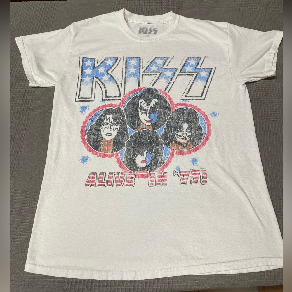 KISS Men's Small White Short Sleeve Classic Rock Alive in '77 Graphic T Shirt